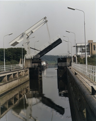 Bestand:Schutsluis Waalwijk.jpg