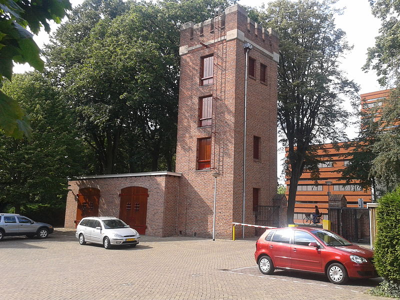 Bestand:Raadhuisplein Slangentoren Waalwijk.jpg