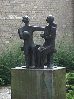 Bestand:Kinderen met bal en boek.jpg