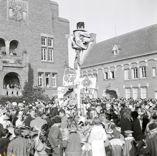 Bestand:Carnaval Waalwijk 1963.jpg