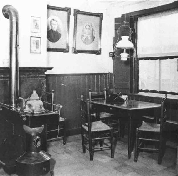 Bestand:Woonkamer café Kloosterwerf 6 (GAW 41315).jpg