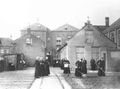 De broeders in de tuin van hun eerste Waalwijkse onderkomen, de panden Grotestraat 198 (links) en 200, ca. 1918 (SALHA, fotonr. 20139).