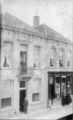 De winkel van De Greeff in het pand Grotestraat 198 (rechts), ca. 1886 (SALHA, fotonr. 80033).