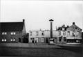 Bebouwing oostzijde Raadhuisplein voor nieuwbouw 1941 (SALHA, fotonr. WAA71828).