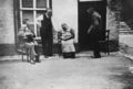 vlnr Nico Pol met zoontje Dick, Dirk en Mie Pol en ‘boerke Stève’ (Philippus van Eeten), ca. 1946 (Collectie SALHA, fotonr. 43215).