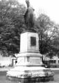 Standbeeld bisschop Hamer in Nijmegen, met op de sokkel de plaquette van Andreas Zijlmans (collectie SALHA/GAW, fotonr. 42665).